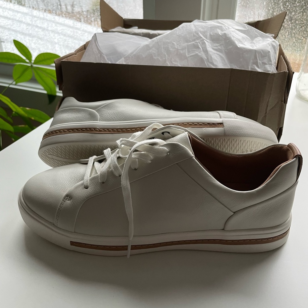 Clark Maui Lace size 8 women’s white leather sneakers